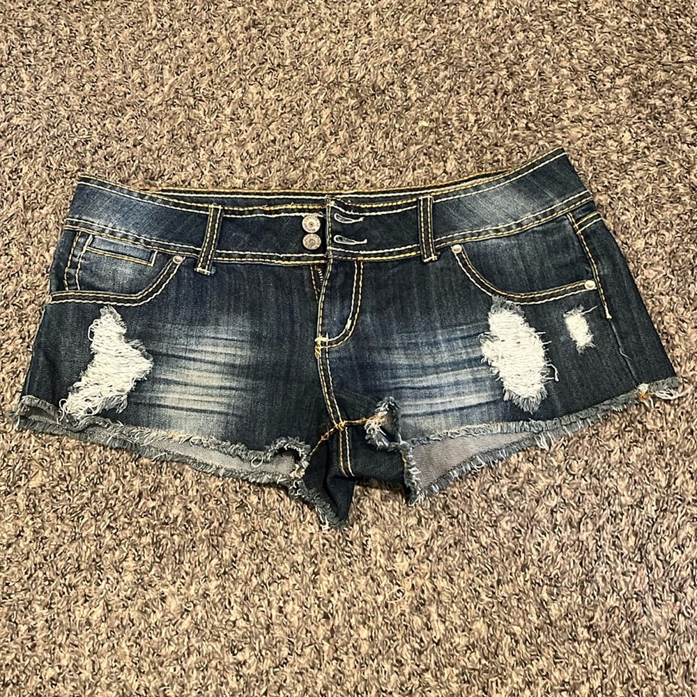 Distressed denim daisy dukes shorts perfect for summer Day’s